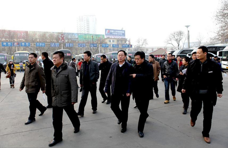 2012年1月12日，洛阳市政府副市长宋殿宇（右三）到洛阳汽趁魅站检查春运事情。